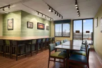 大學大道東南戴斯酒店 - 早餐