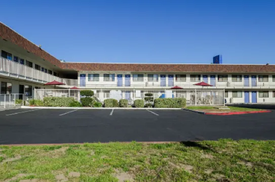 Super 8 by Wyndham Turlock