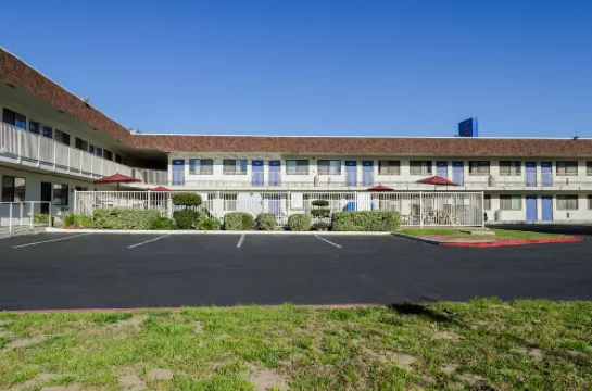 Super 8 by Wyndham Turlock