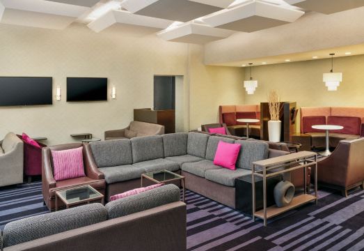 [Courtyard New York JFK Airport의 객실 내부]