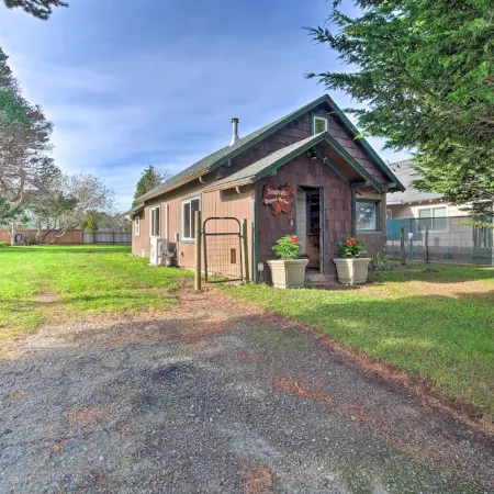 Unique Dog-Friendly Log Cabin Short Walk to Ocean