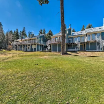 Cloudcroft Townhome w/ Deck - 1 Mi to Burro Ave!