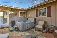 Holiday Island Home Hot Tub and Wood Stove! - Kæledyr tilladt