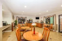 Super 8 by Wyndham Bakersfield/Central - balcony