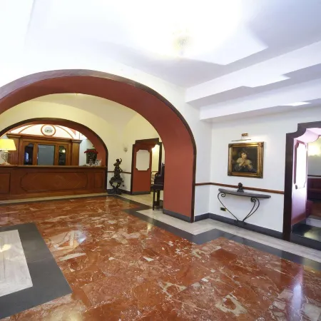 Hotel la Pace Отели рядом с достопримечательностью «Станция метро Garibaldi»