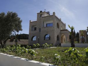 Spacious Villa with Lush Garden