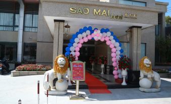 the entrance to sao mai hotel with a large balloon arch and a lion statue at Sao Mai Hotel