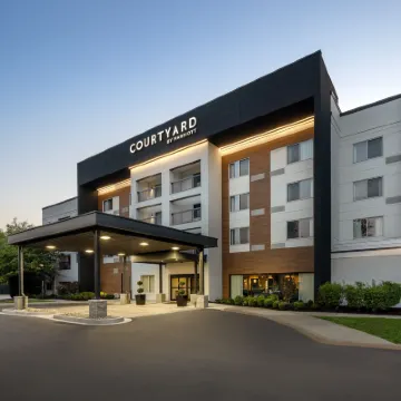 Courtyard Edison Woodbridge Hotels near BAPS Shri Swaminarayan Mandir, Edison