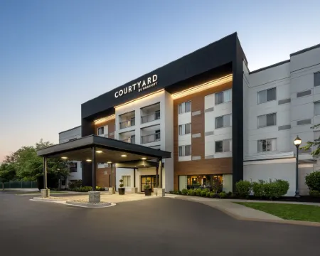 Courtyard Edison Woodbridge Hotels in Edison