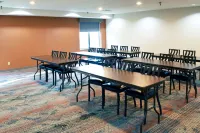 舒適飯店及套房西北密爾沃基 梅諾莫尼福爾斯住宿飯店