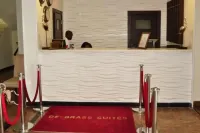 De Brass Suites Hotel - Deluxe Hotels in Okaka