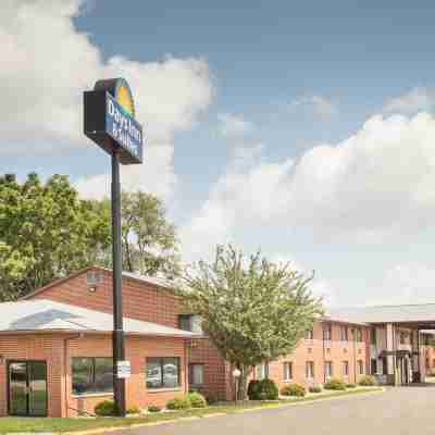 Days Inn & Suites by Wyndham Waterloo Hotel Exterior