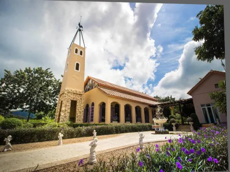 La Provence Suan Phung Hotel Отели рядом с достопримечательностью «Samnaksong Sitthithamrangsri»