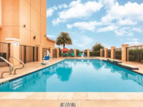 La Quinta Inn & Suites by Wyndham Houston Bush Intl Airpt E ヒューストンのホテル