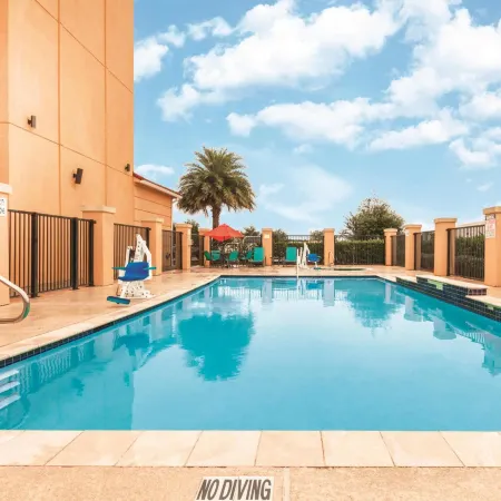 La Quinta Inn & Suites by Wyndham Houston Bush Intl Airpt E