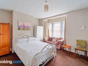 4 Bed Homely Retreat - Wolverhampton