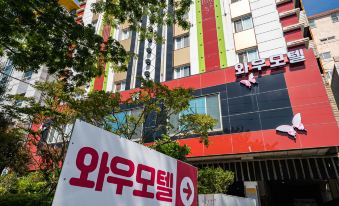 여행지에서 숙소 고르는 모습