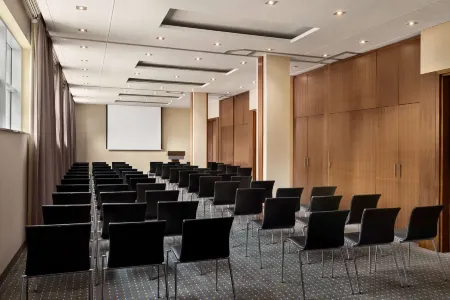 Wyndham Wroclaw Old Town Отели рядом с достопримечательностью «Archive Wroclaw University of Technology»