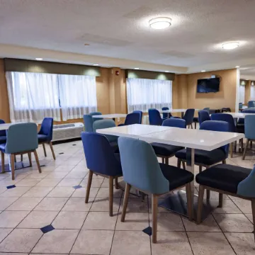 La Quinta Inn by Wyndham Tampa Near Busch Gardens Отели рядом с достопримечательностью «Зоопарк Лоури»