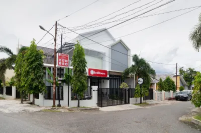 RedDoorz Syariah at Jalan Andalas Padang Hotels in Padang