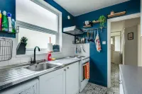 Cheerfull 3-Bedroom Home with Parking & Garden Hôtels à : 
