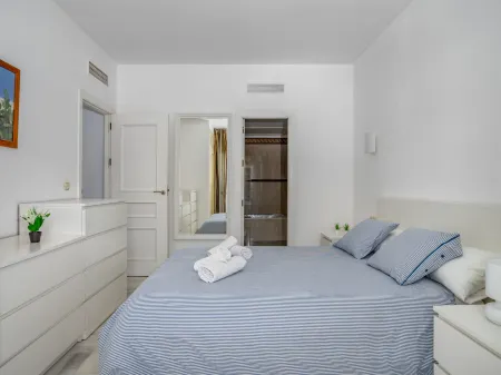 Puerto Marina Отели рядом с достопримечательностью «Памятник Коломаресу»