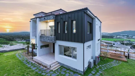 Gyeongju Luna Hills Pool Villa Pension Отели рядом с достопримечательностью «Яндон»