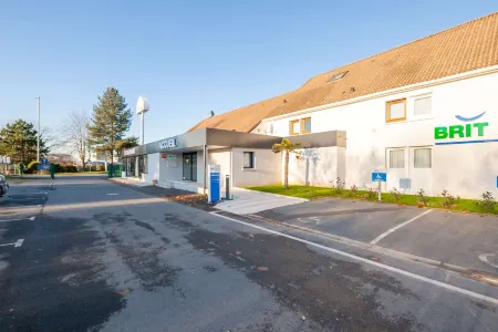 Brit Hotel Caen Nord - Mémorial Отели рядом с достопримечательностью «E2se»