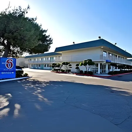 Super 8 by Wyndham Tracy