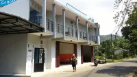 SPOT ON 93530 Sawang Sana Motel Syariah Near SMAN 1 Sangkapura Hotel dekat Pusat oleh2 Makanan Khas Pulau Bawean ( Dapur Queen )