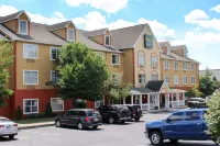 Quality Inn & Suites Cincinnati Sharonville - parking