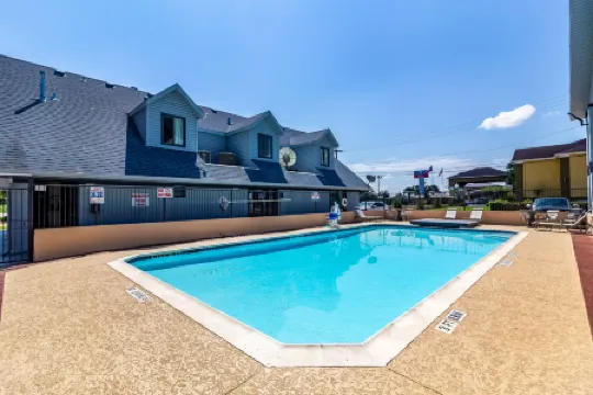 阿爾文皇宮汽車旅館