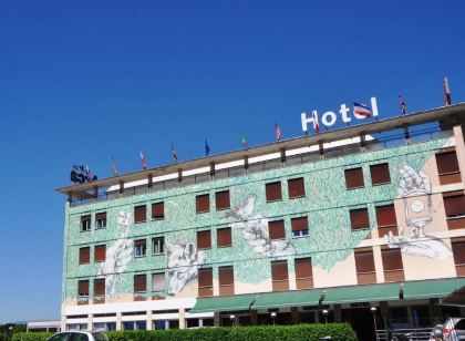 LH Hotel Arca Street Art