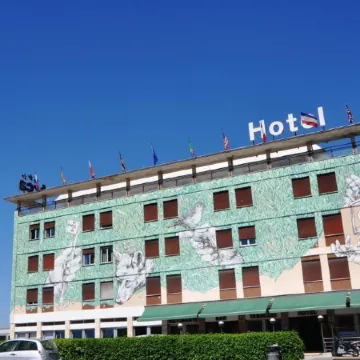 LH Hotel Arca Street Art