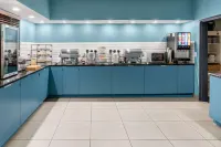 Country Inn & Suites by Radisson, Brookings - breakfast
