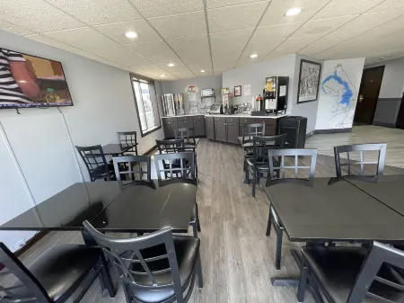 Super 8 by Wyndham Beaver DAM Отели в г. Клайман