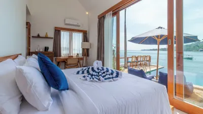 Segara Seaside Resort Bungalow with Ocean View فنادق في 