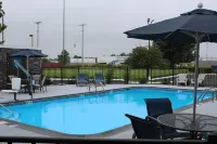 Best Western Plus Bowling Green - Pools