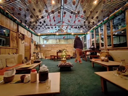 Junglaat Stays & Experiences Отели рядом с достопримечательностью «Dharamsala War Memorial»