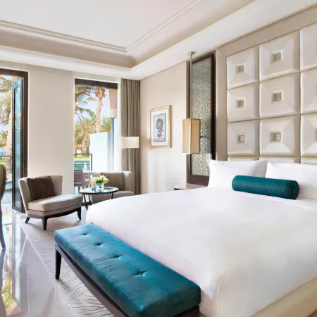 Al Bustan Palace, a Ritz-Carlton Hotel Отели рядом с достопримечательностью «Qantab Beach»