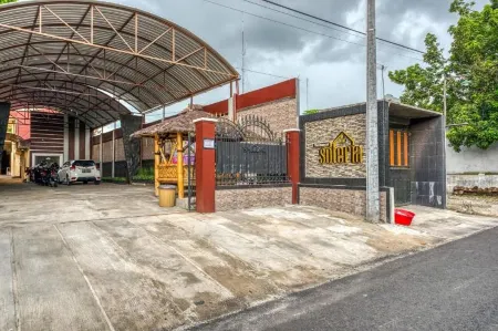 RedDoorz Syariah Near Kebon Rojo Park Blitar Отели в г. Sananwetan