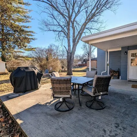Cozy, Spacious, Great Location to amenities