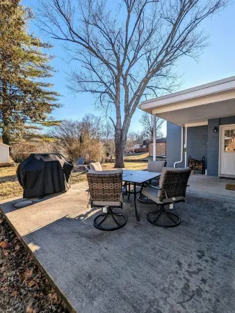 Cozy, Spacious, Great Location to amenities