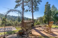 Stylish Home, Stunning Views and Private Hot Tub! Hotels near Black Chasm Cavern National Natural Landmark