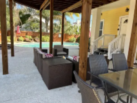 F2, Downtown St. Augustine, POOL, beaches, spacious, free onsite parking!