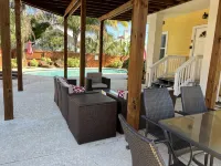 F4, Downtown, POOL, 2 king beds, 2 full bathrooms, free onsite parking!