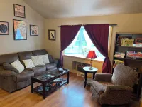 Cozy Creekside Cottage next to City Park. Walk to mainstreet!