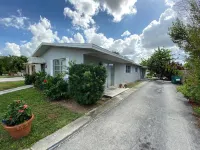 BEACHSIDE COZY GETAWAY! Walk/Bike to Beach,Dining,Bars,Small fenced yard for pet