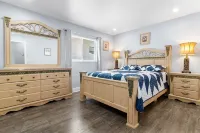 6bdr/4bath tropical paradise with heated pool and lanai, 1 mile from the beach