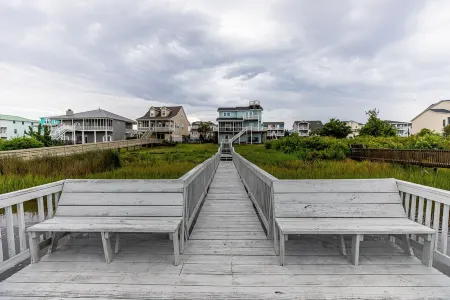 Amazing  Intercostal Waterway Home at Holden Beach